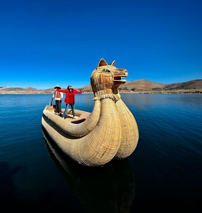 Paseo en balsa de totora