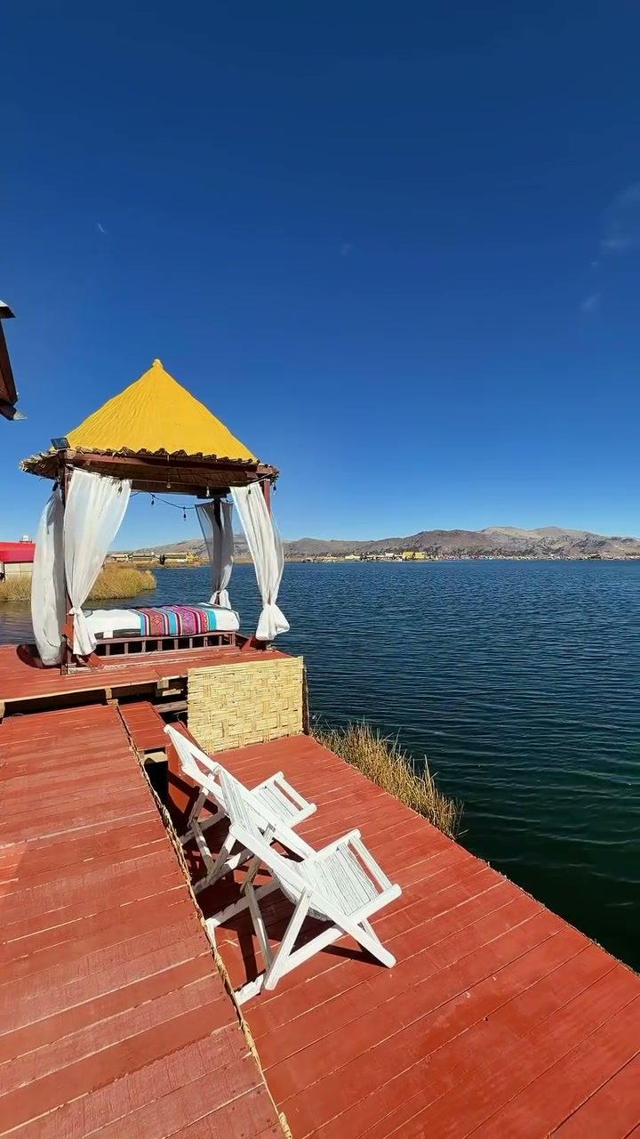 El muelle y el lago a media mañana