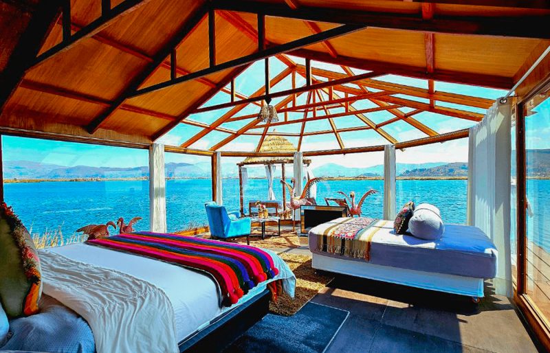 Interior del Domo Panorámico con techo de vidrio, dos camas con mantas andinas y vista al Lago Titicaca