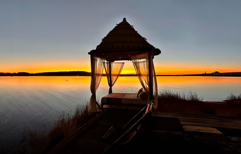 La glorieta del muelle al amanecer