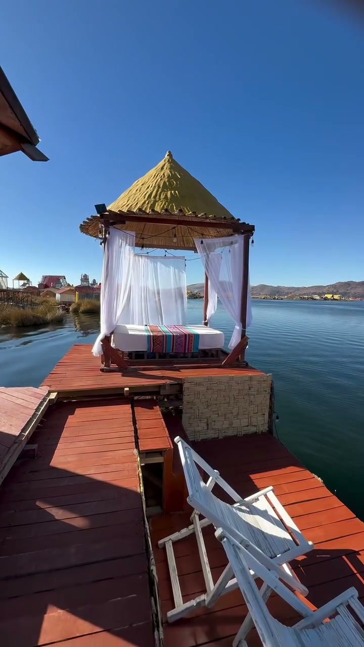 La glorieta del muelle a mediodía