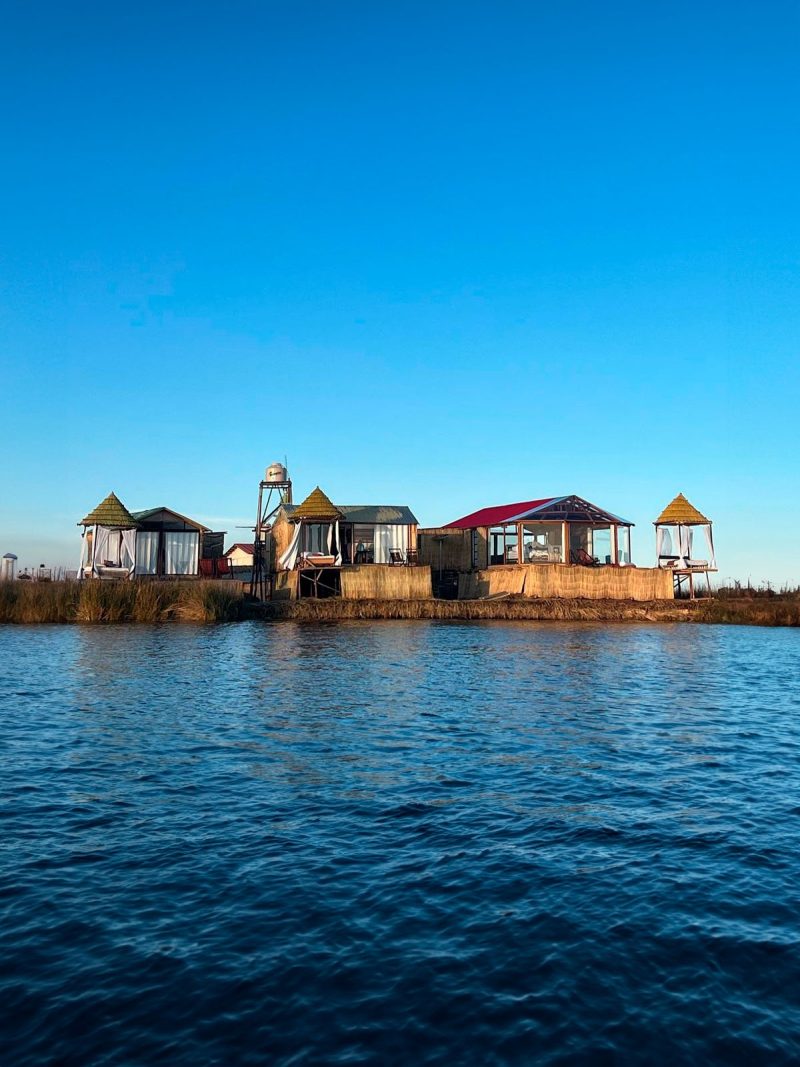 El lodge visto desde el lago