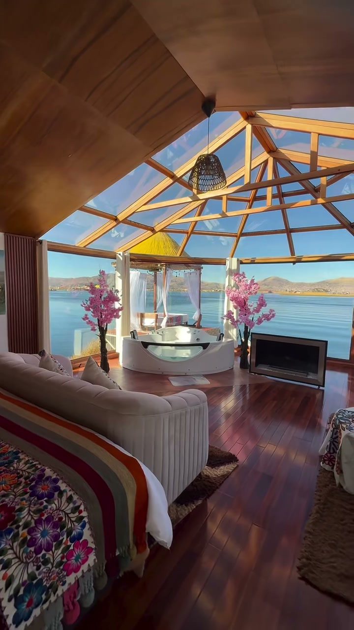 Habitación con techo de vidrio y vista al lago